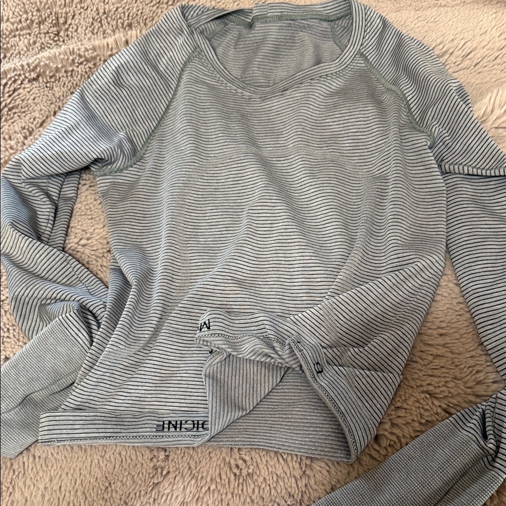 Light Gray Striped Long-Sleeve Women's Top size 6 EUC/guc